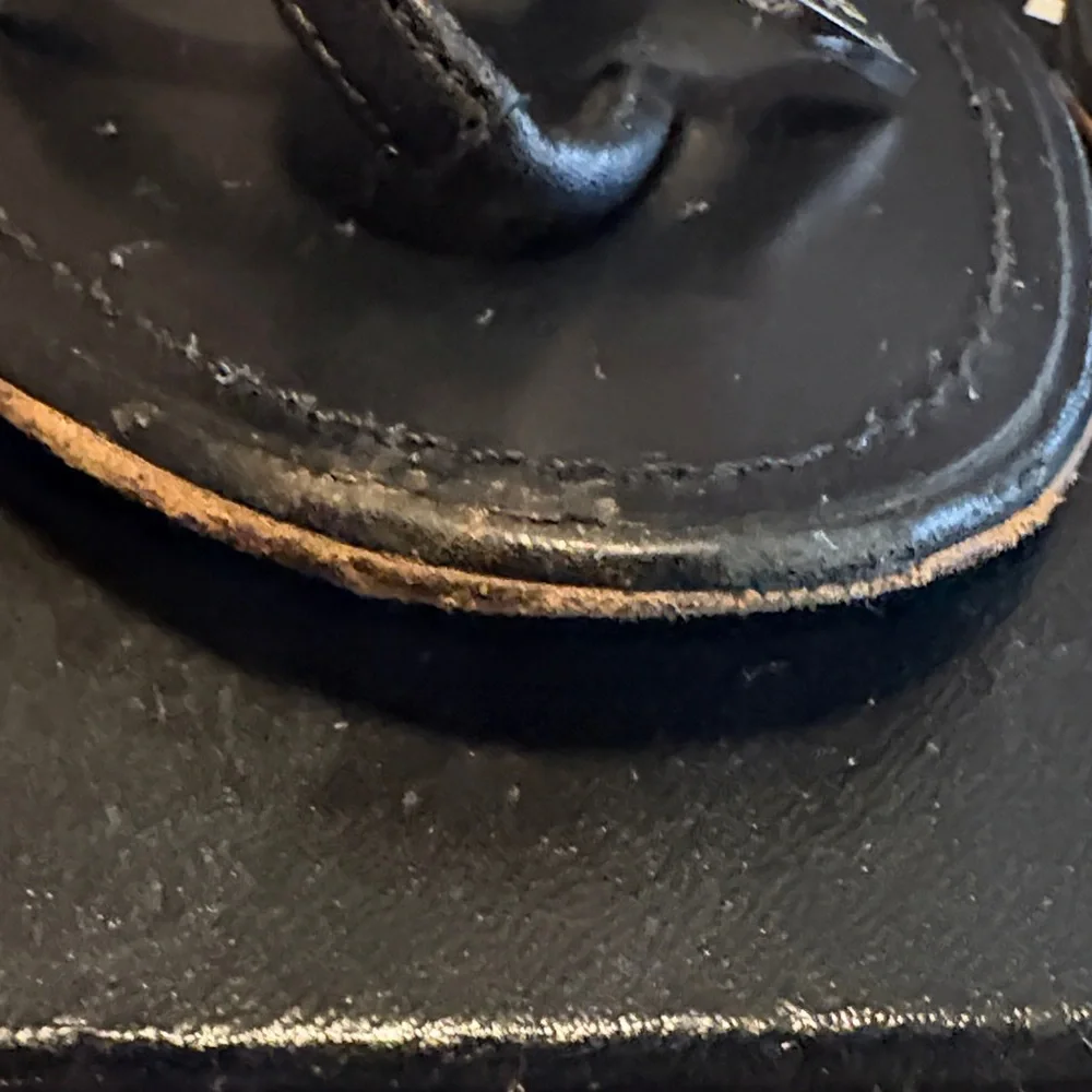 CHANEL Black Leather CC Logo Thong Sandals - Picture 4 of 9
